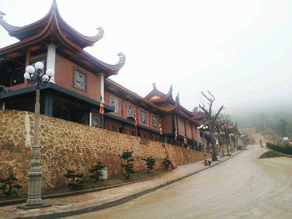 H&agrave;ng vạn người đổ về ch&ugrave;a Ba V&agrave;ng tham quan 1