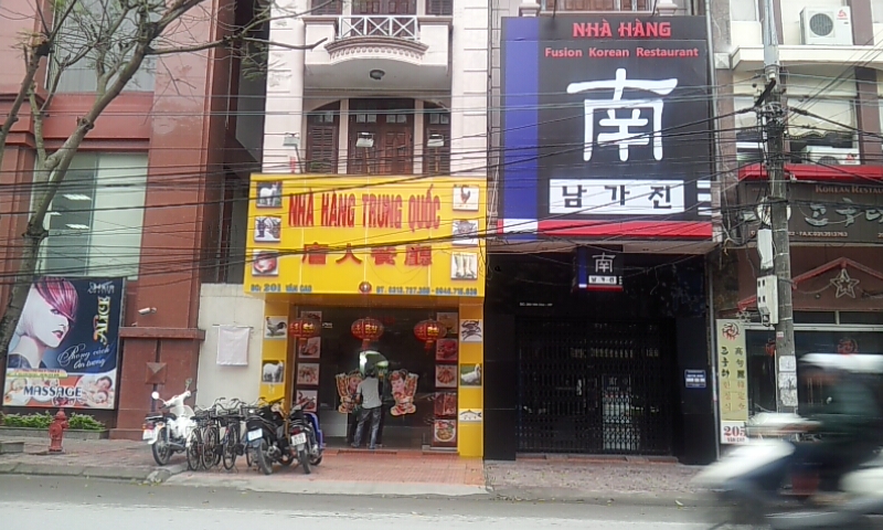 Biển hiệu quảng cáo sai quy định "tung hoành" đất Cảng 1