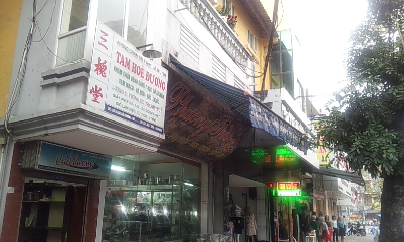 Biển hiệu quảng cáo sai quy định "tung hoành" đất Cảng 6