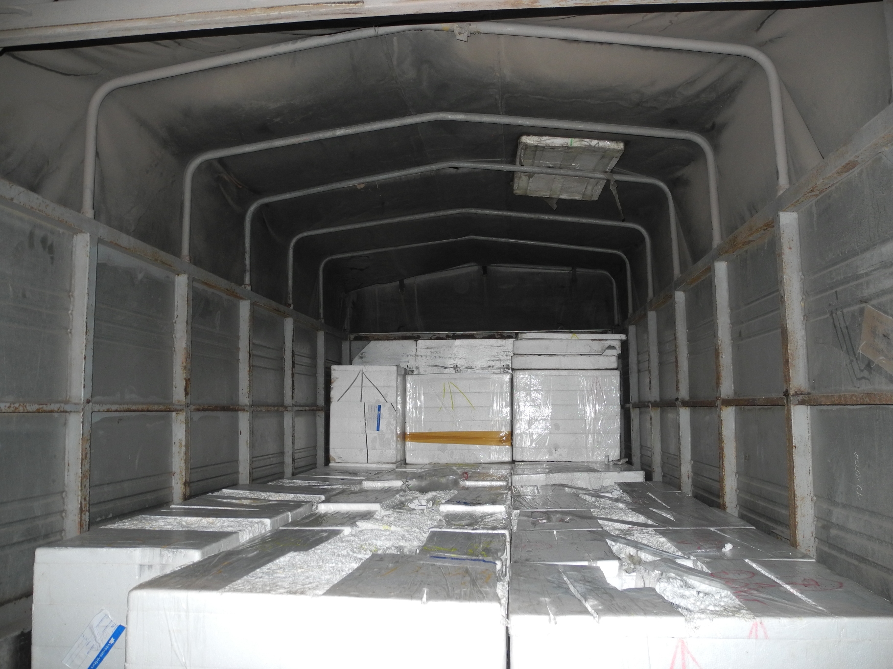 Xe h&agrave;ng chở bạch tuộc sống bị c&ocirc;n đồ tưới xăng ph&aacute; hủy 2
