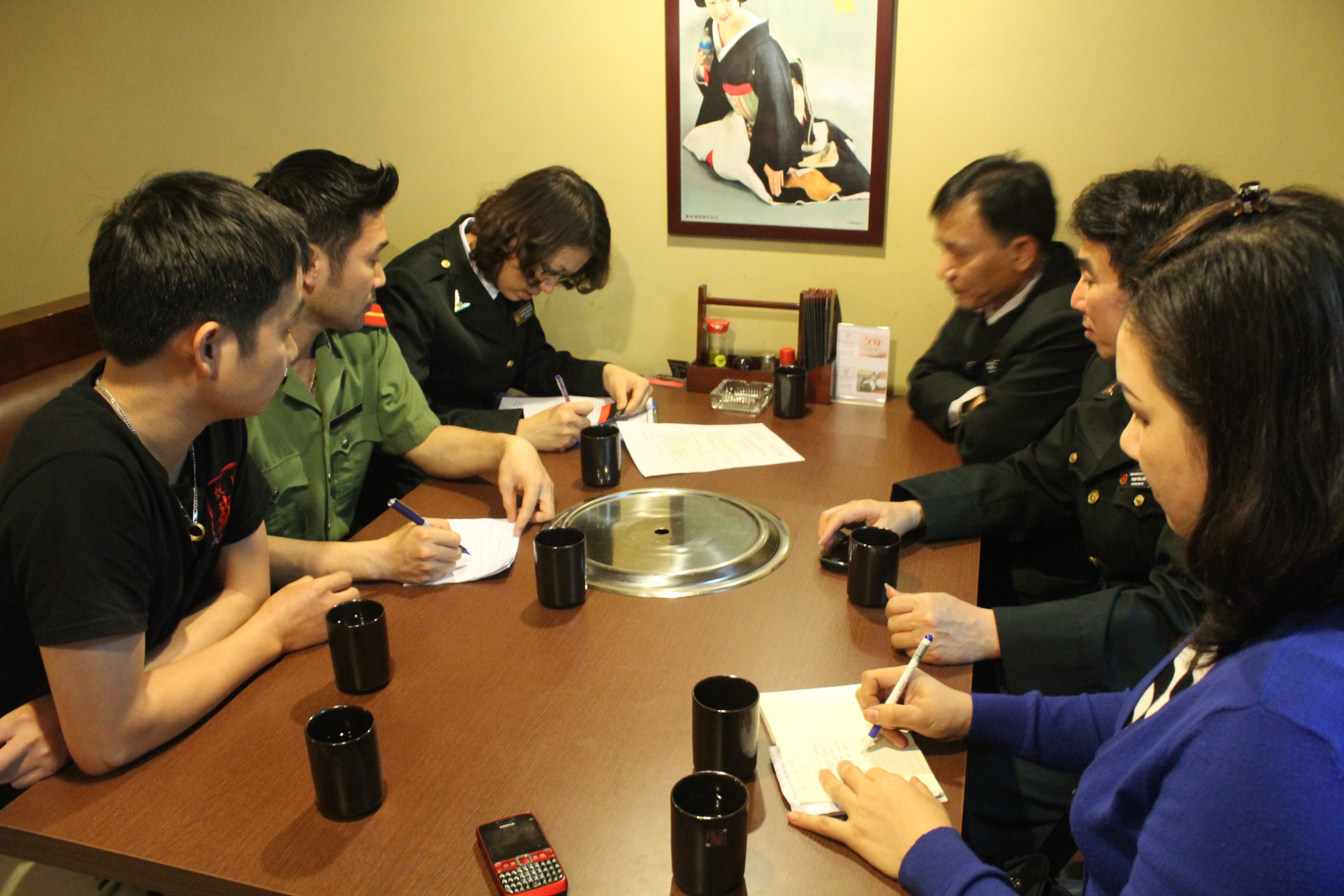  Nhiều nh&agrave; h&agrave;ng đ&atilde; thay biển hiệu c&oacute; tiếng Trung 2