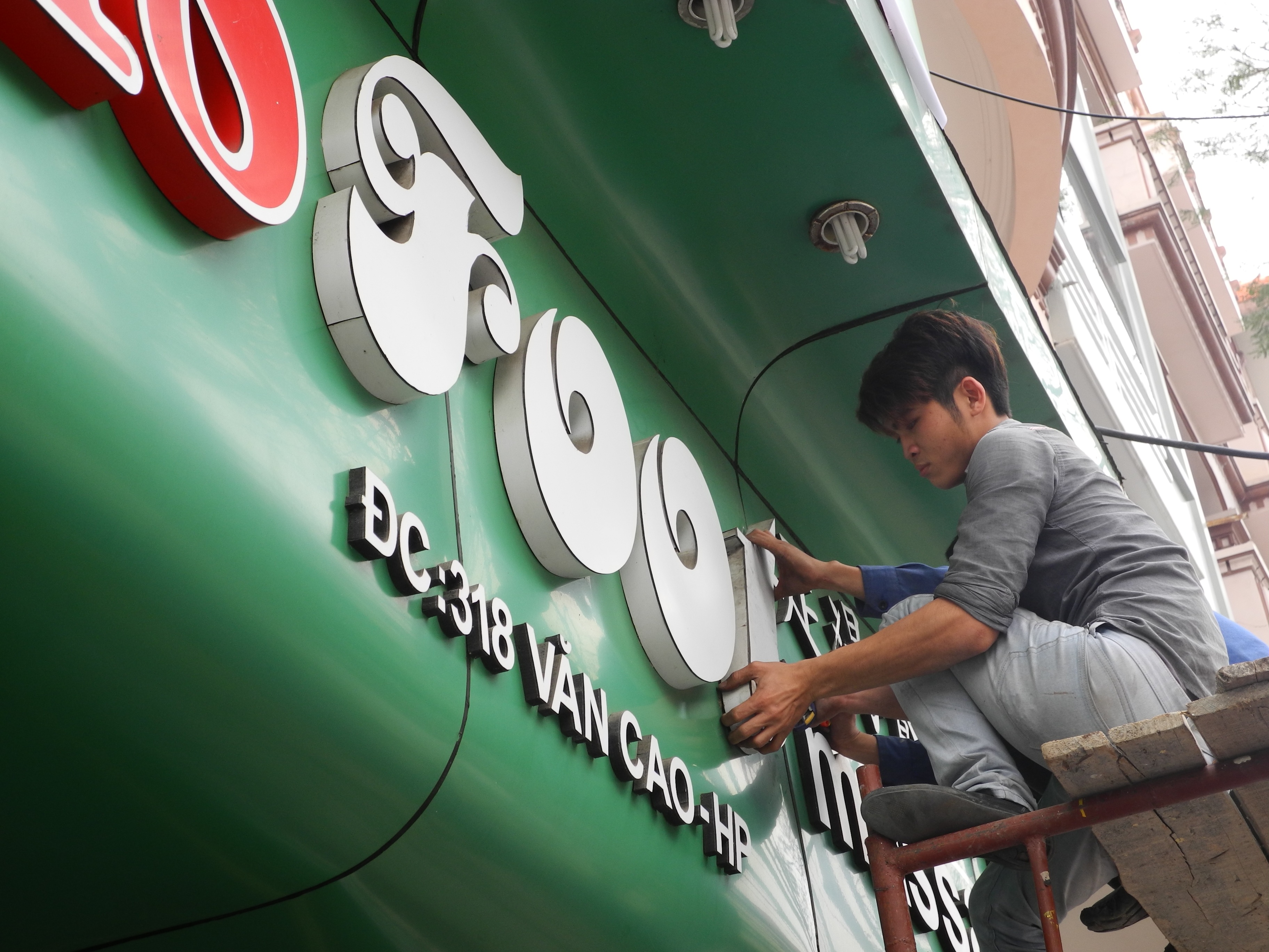  Nhiều nh&agrave; h&agrave;ng đ&atilde; thay biển hiệu c&oacute; tiếng Trung 1