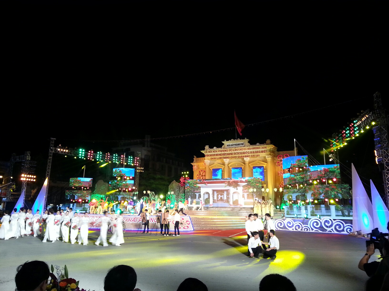 Hải Ph&ograve;ng - Rực rỡ trong sắc m&agrave;u phượng đỏ 1