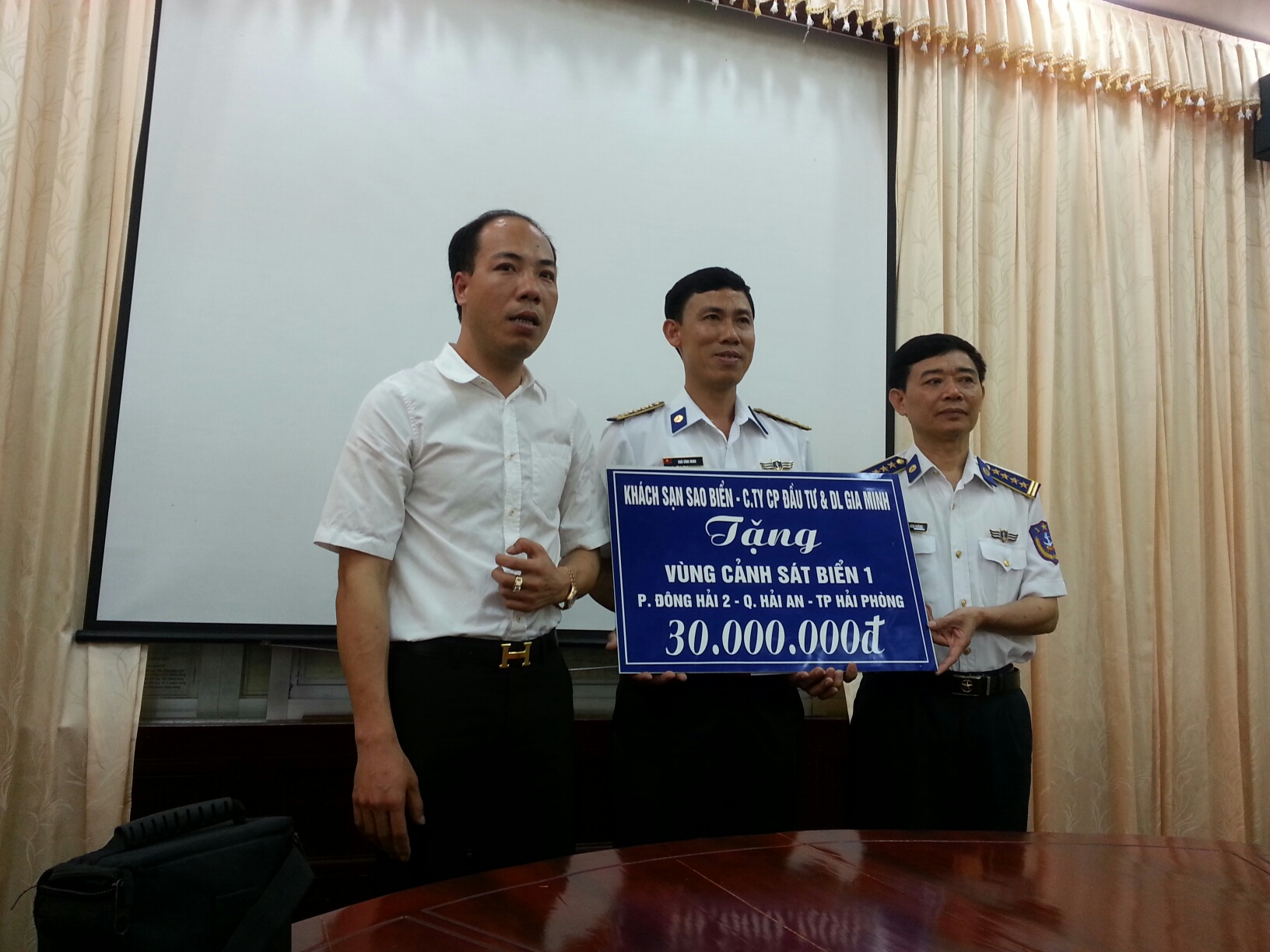 Hải Ph&ograve;ng:  Nhiều doanh nghiệp, người d&acirc;n quy&ecirc;n g&oacute;p ủng hộ Cảnh s&aacute;t biển v&ugrave;ng 1 1