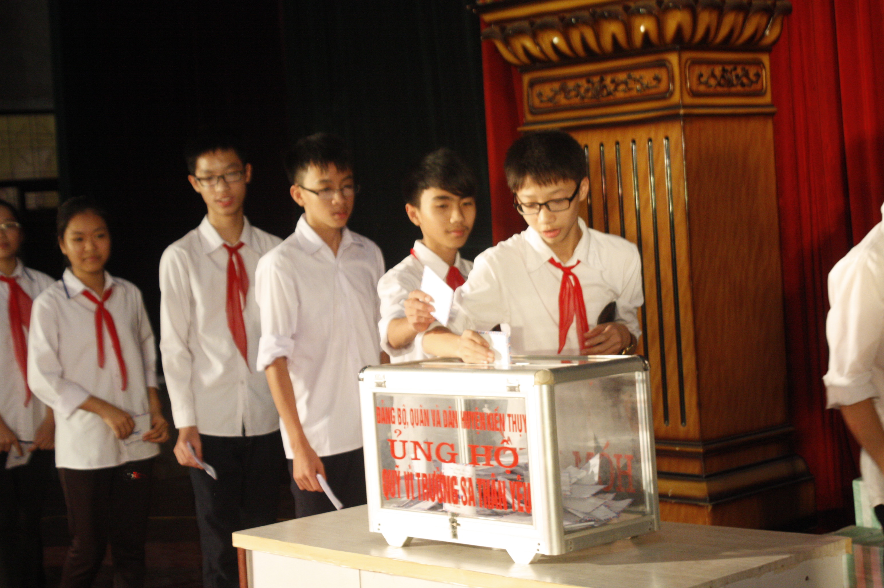 Huyện Kiến Thụy ti&ecirc;n phong ủng hộ 100 triệu "V&igrave; Trường Sa th&acirc;n y&ecirc;u" 2