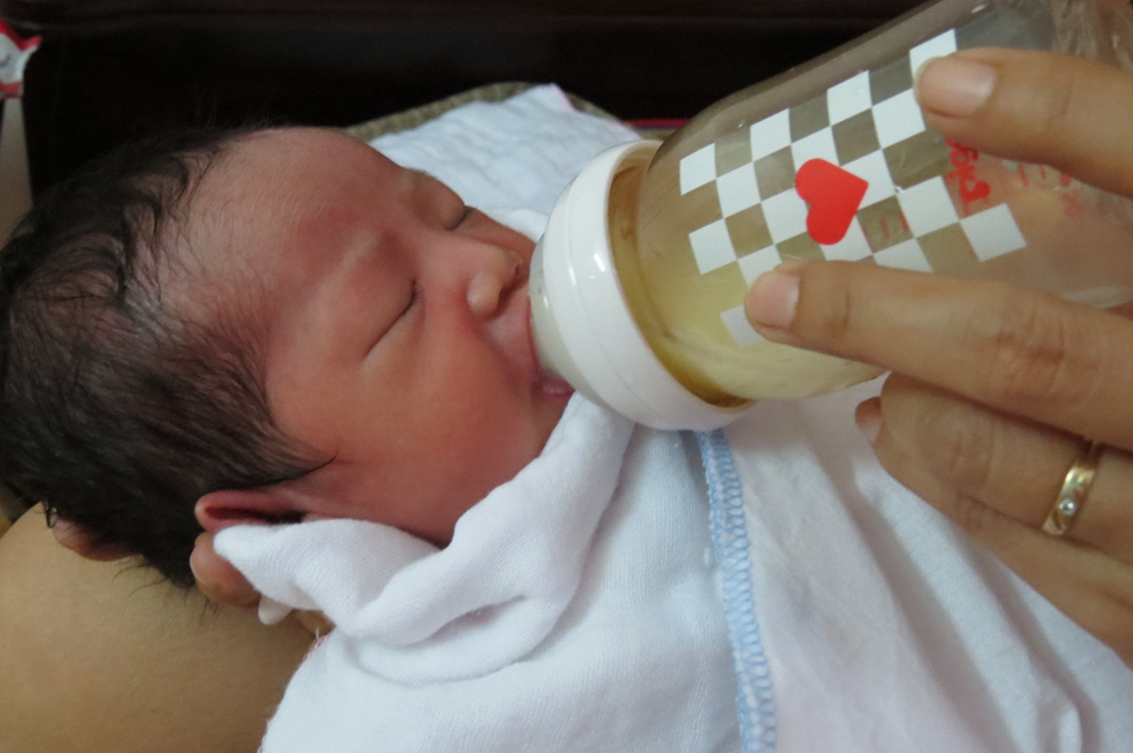 Hải Ph&ograve;ng: Trẻ sơ sinh v&agrave;i ng&agrave;y tuổi bị bỏ rơi giữa trưa nắng 1