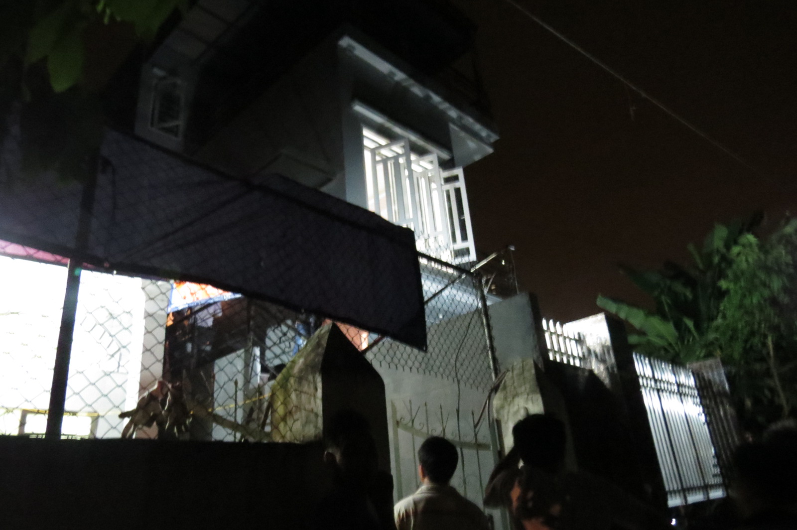Đẩy cửa sổ qu&aacute; tay, chủ nh&agrave; tử vong 1
