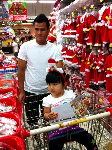 Con gái tiền đạo Phan Thanh Bình đón Noel sớm 2