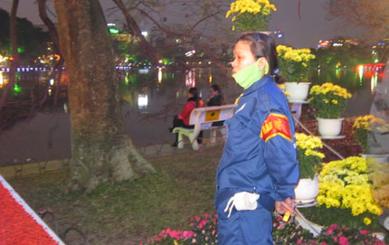 Ng&agrave;y Tết: C&ograve;n c&oacute; rất nhiều người đang mưu sinh 1