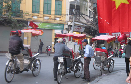 Ng&agrave;y Tết: C&ograve;n c&oacute; rất nhiều người đang mưu sinh 6