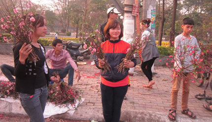 Nặng l&ograve;ng &ocirc;m g&aacute;nh h&agrave;ng ế, đ&oacute;n Xu&acirc;n sang 2