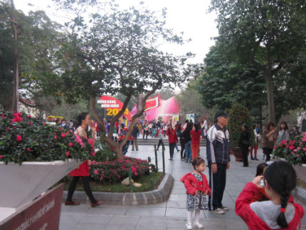 H&agrave; Nội: Người người rạng rỡ du xu&acirc;n trước thềm năm mới Gi&aacute;p Ngọ 1