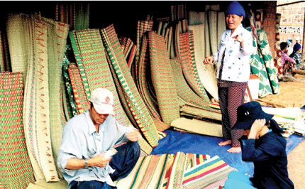 Kh&oacute;c như mưa khi nhận&hellip; thưởng Tết 1