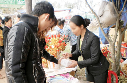 Tưng bừng dịch vụ “hối lộ thần thánh” 1