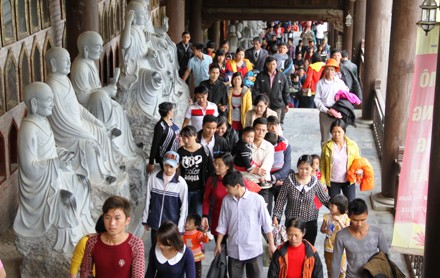 Chen ch&uacute;c nhau đến B&aacute;i Đ&iacute;nh, Tr&agrave;ng An những ng&agrave;y đầu năm mới 4