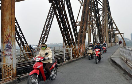 Những tấm ảnh đen trắng chụp cầu Long Biên đẹp như tranh thủy mặc 15