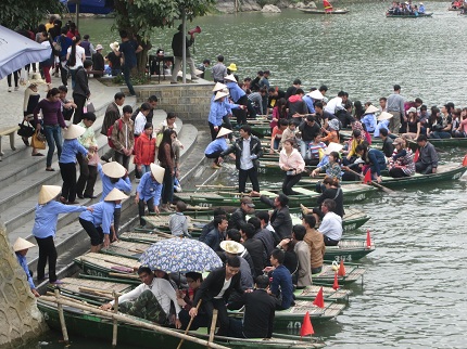 Chen ch&uacute;c nhau đến B&aacute;i Đ&iacute;nh, Tr&agrave;ng An những ng&agrave;y đầu năm mới 1