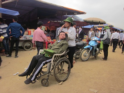 Ch&ugrave;a B&aacute;i Đ&iacute;nh: Nhức nhối cảnh ăn xin, xả r&aacute;c dọc đường 1