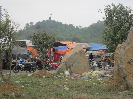 Ch&ugrave;a B&aacute;i Đ&iacute;nh: Nhức nhối cảnh ăn xin, xả r&aacute;c dọc đường 11