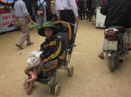 Ch&ugrave;a B&aacute;i Đ&iacute;nh: Nhức nhối cảnh ăn xin, xả r&aacute;c dọc đường 2