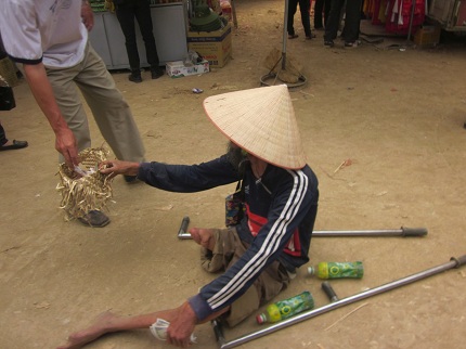 Ch&ugrave;a B&aacute;i Đ&iacute;nh: Nhức nhối cảnh ăn xin, xả r&aacute;c dọc đường 3