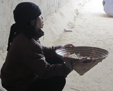 Ch&ugrave;a B&aacute;i Đ&iacute;nh: Nhức nhối cảnh ăn xin, xả r&aacute;c dọc đường 4