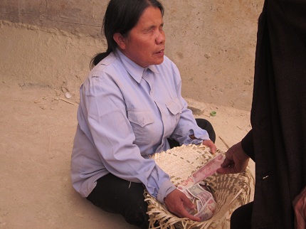 Ch&ugrave;a B&aacute;i Đ&iacute;nh: Nhức nhối cảnh ăn xin, xả r&aacute;c dọc đường 5