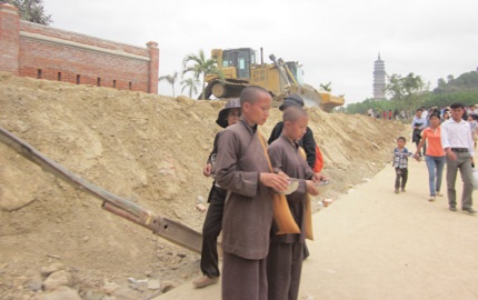 Ch&ugrave;a B&aacute;i Đ&iacute;nh: Nhức nhối cảnh ăn xin, xả r&aacute;c dọc đường 6