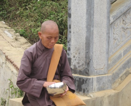 Ch&ugrave;a B&aacute;i Đ&iacute;nh: Nhức nhối cảnh ăn xin, xả r&aacute;c dọc đường 7