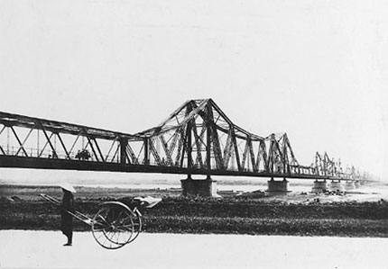 Những tấm ảnh đen trắng chụp cầu Long Biên đẹp như tranh thủy mặc 1