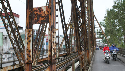 &ldquo;Kh&oacute;c&rdquo; cầu Long Bi&ecirc;n 1