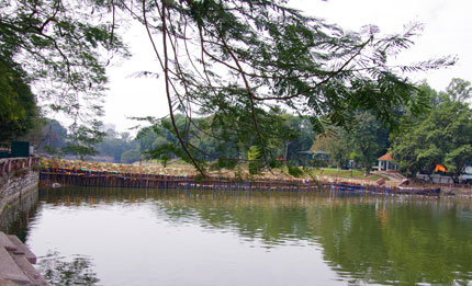 Hà Nội: Hồ Thủ Lệ bị chẻ làm đôi 1