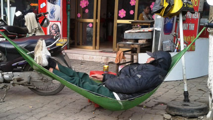 Sự thật về chuyện người đ&agrave;n &ocirc;ng hơn 10 năm bị &ldquo;bạo h&agrave;nh&rdquo;, phải ở vỉa h&egrave; 1