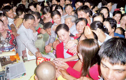 Đi lễ ch&ugrave;a: Kh&ocirc;ng mang lễ, kh&ocirc;ng để tiền giọt dầu 2