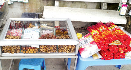 Nhức nhối lễ hội đầu năm: Tiền lẻ vẫn rải khắp c&aacute;c lễ hội 2