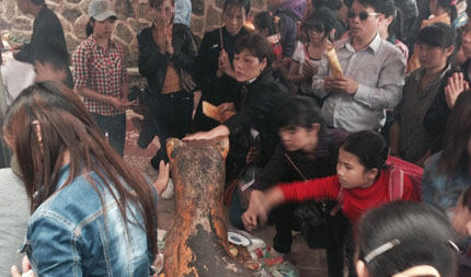 Hà Tĩnh: Tranh nhau chỗ cúng ở chùa thiêng 1