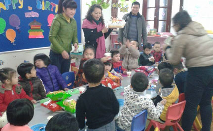 Tôi có bí quyết giúp trẻ thích cô, hết khóc khi đến lớp mầm non 4 Tôi có bí quyết giúp trẻ thích cô, hết khóc khi đến lớp mầm non 4