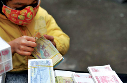 C&aacute;n bộ nh&agrave; nước cũng hối lộ&hellip; thần th&aacute;nh 1