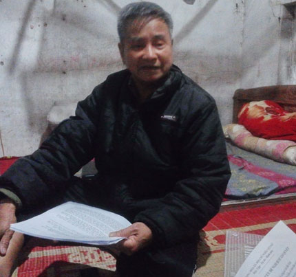 Hàng trăm lá đơn của người cha già đi tìm công lý cho con 1
