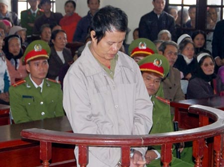 G&atilde; con rể t&agrave;n bạo v&agrave; hai &ocirc;ng bố vợ đ&aacute;ng thương 1