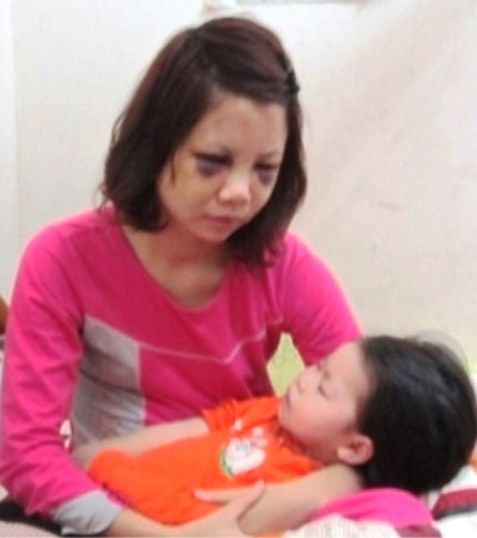 Bất lực nh&igrave;n con g&aacute;i bị đ&aacute;nh v&igrave; sợ rể trả th&ugrave; 1