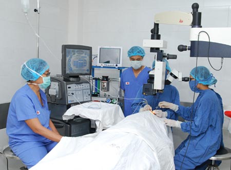 Sau phẫu thuật đục thủy tinh thể: N&ecirc;n đeo k&iacute;nh cả khi ngủ 1