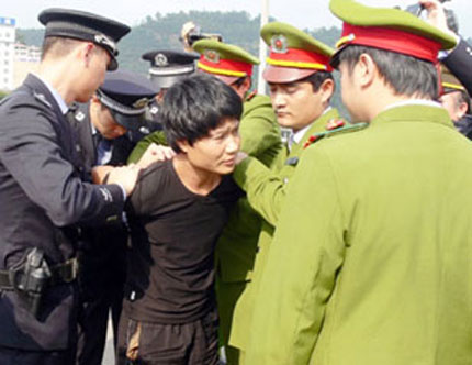 Bắt kẻ hiếp dâm, giết người tàn bạo 1