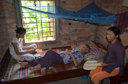 S&uacute;t gần 20 kg v&igrave; chăm mẹ liệt giường, con bại n&atilde;o 1