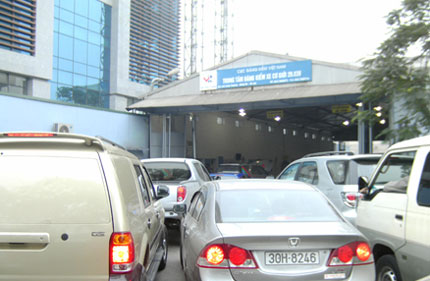 Những ng&agrave;y đầu thu ph&iacute; bảo tr&igrave; đường bộ qua Đăng kiểm: Chủ xe t&aacute; hỏa t&igrave;m&hellip; tem 1