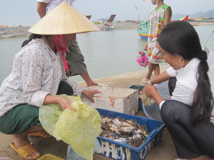 Phụ nữ v&ugrave;ng biển &ldquo;b&aacute;m bờ&rdquo; mưu sinh 1