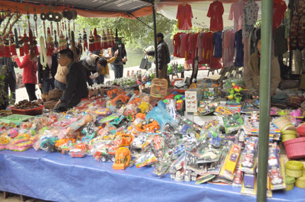 Lễ hội Việt ngập h&agrave;ng Trung Quốc 1