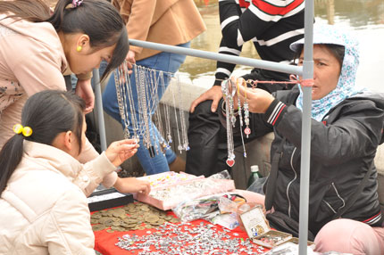 Lễ hội Việt ngập h&agrave;ng Trung Quốc 2