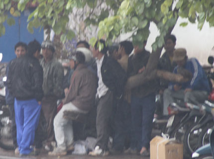 Lao động phổ th&ocirc;ng sau Tết: Long đong ng&agrave;y trở lại 1