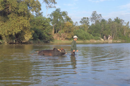 Nơi n&ocirc;ng d&acirc;n đi l&agrave;m phải&hellip; cởi đồ 1